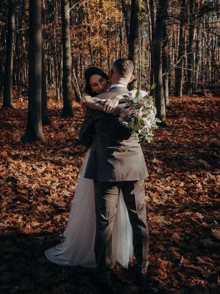 Hochzeit im herbstlichen Wald mit Brautpaar, romantisch, Natur, Liebe, Naturfotografie, Hochzeitsfotograf.