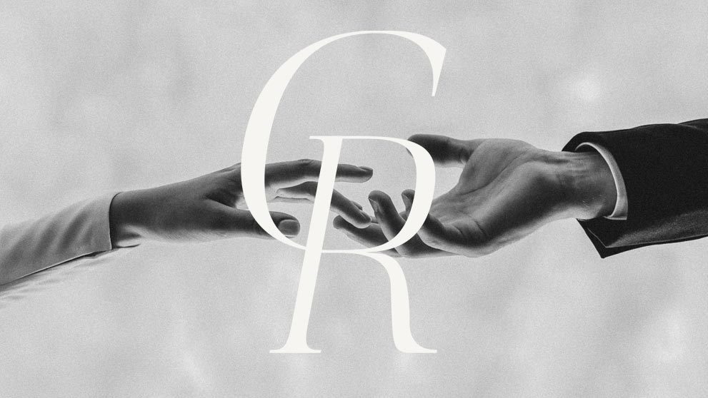 Nahaufnahme von eleganten Händen im Schwarz-Weiß-Stil, Symbol für kreative Fotografie.