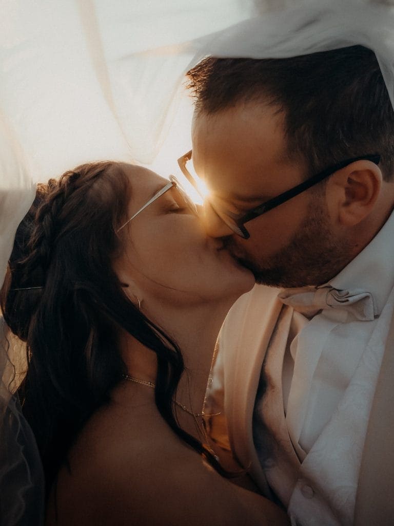 Hochzeitsfotograf Christian Riemann fängt einen intimen Kuss eines Paares ein, perfekt für emotionale Hochzeitsfotografie.